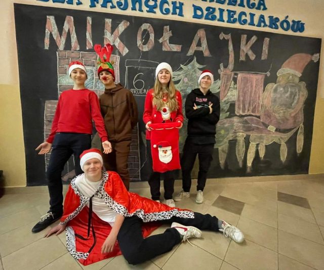 uczniowie przy tablicy szkolnej
