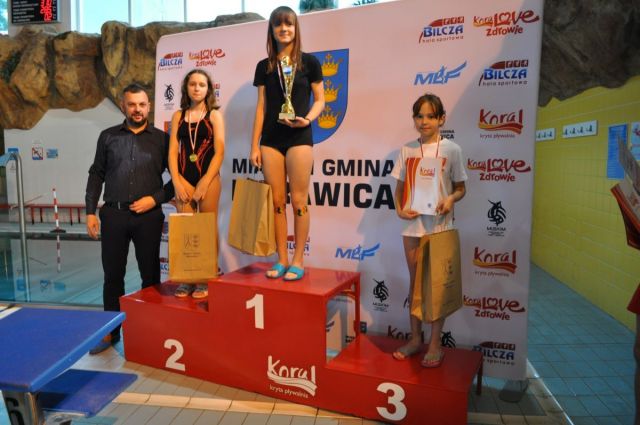 uczniowie na podium