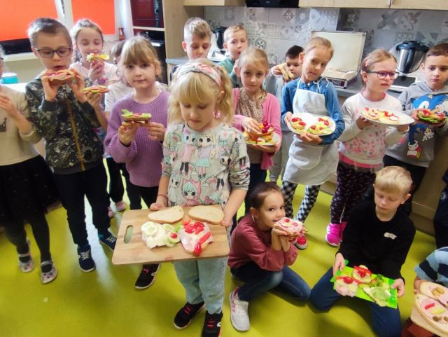 Zdrowe i kolorowe kanapki klasy 1a