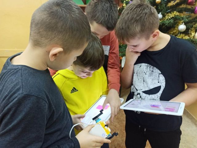 Chłopcy z tabletem
