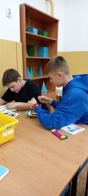 dzieci z 8d pracują z klockami Lego