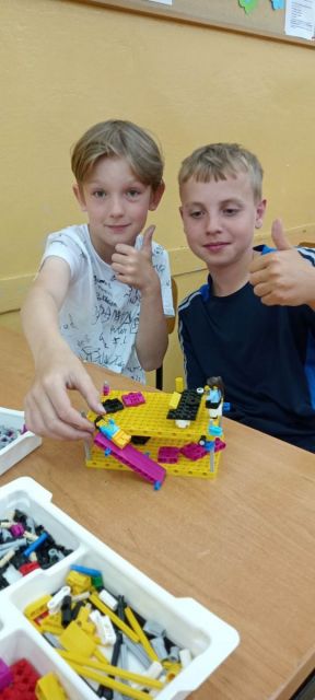 chłopcy ze swoim projektem z klocków lego
