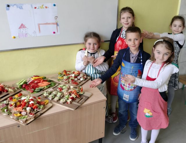dzieci z przygotowanymi przekąskami