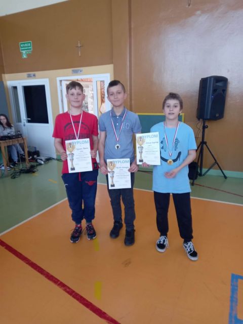 Zwycięzcy zawodów z medalami i dyplomami