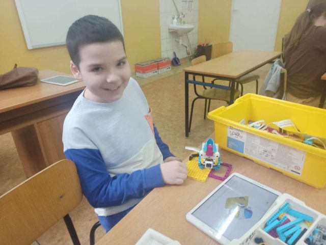 chłopiec ze swoim projektem