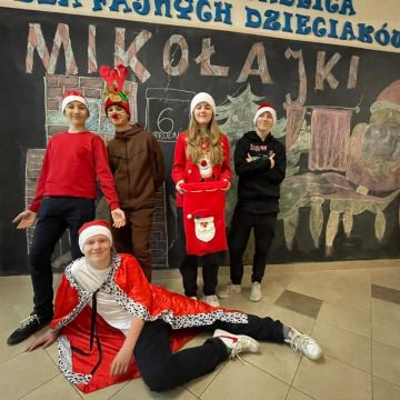 uczniowie przy tablicy szkolnej