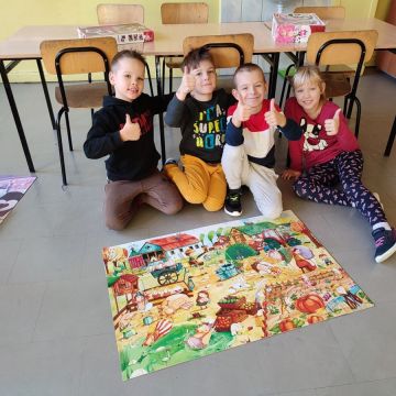 Układanie puzzli.