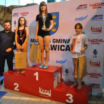 uczniowie na podium
