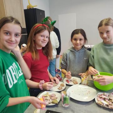 dziewczynki z klasy 5C w pracowni kuchennej