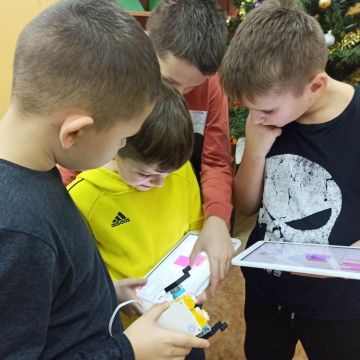 Chłopcy z tabletem