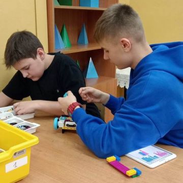 dzieci z 8d pracują z klockami Lego