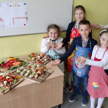 dzieci z przygotowanymi przekąskami
