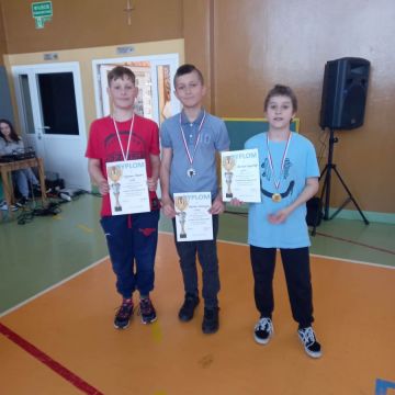 Zwycięzcy zawodów z medalami i dyplomami
