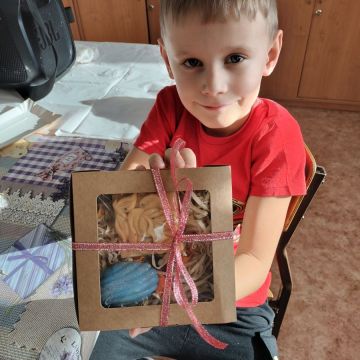 uczeń z pudełkiem ze zrobionym samodzielnie mydełkiem