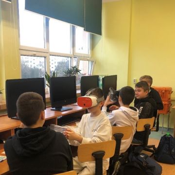 dzieci w okularach VR