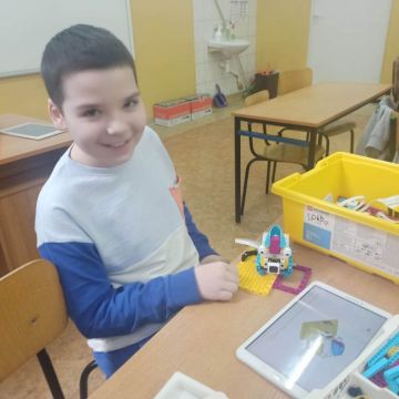 chłopiec ze swoim projektem